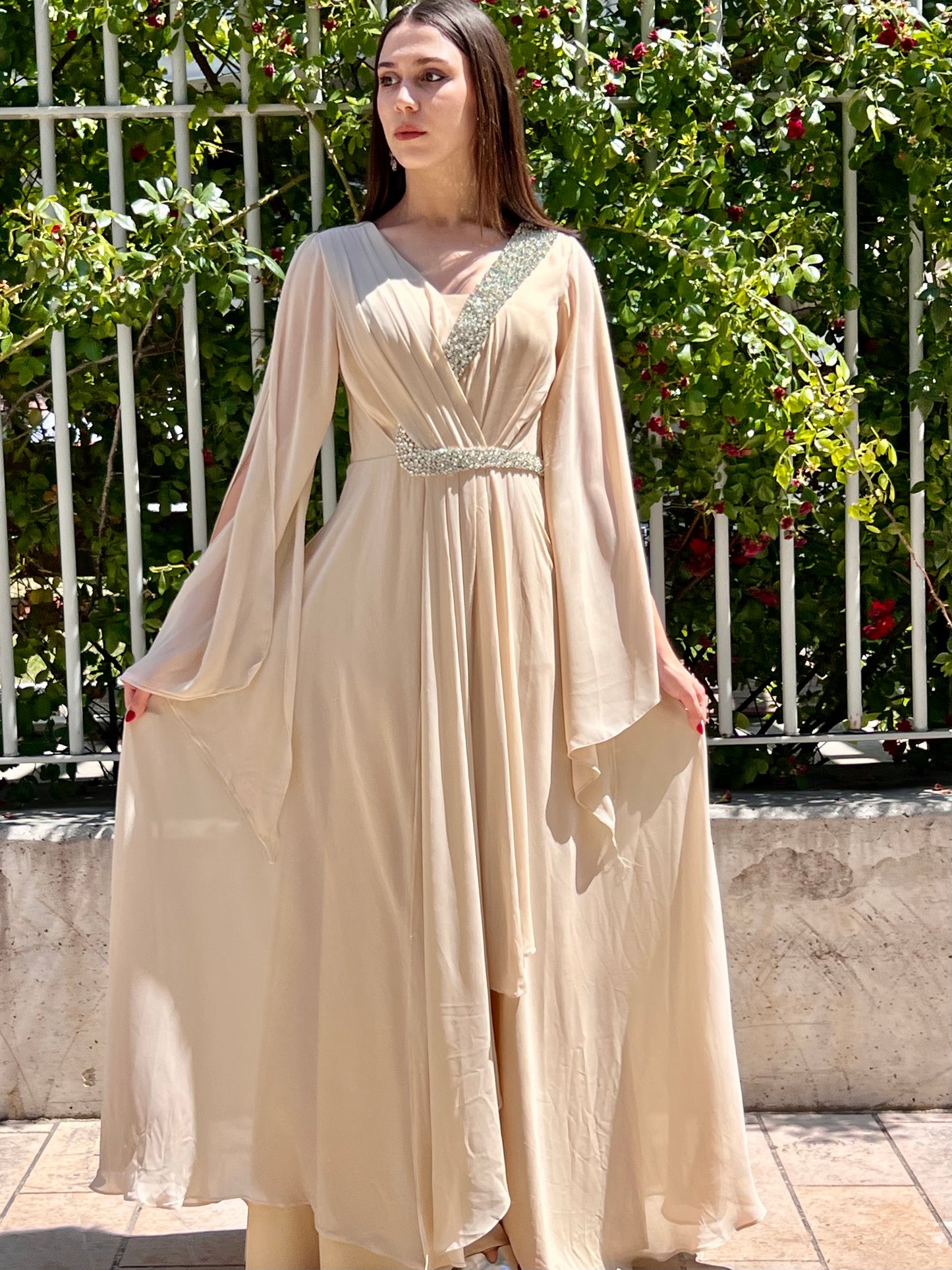 Robe de soirée "Besançon" sur www.amircouture.com, une création qui incarne le raffinement et le charme intemporel.