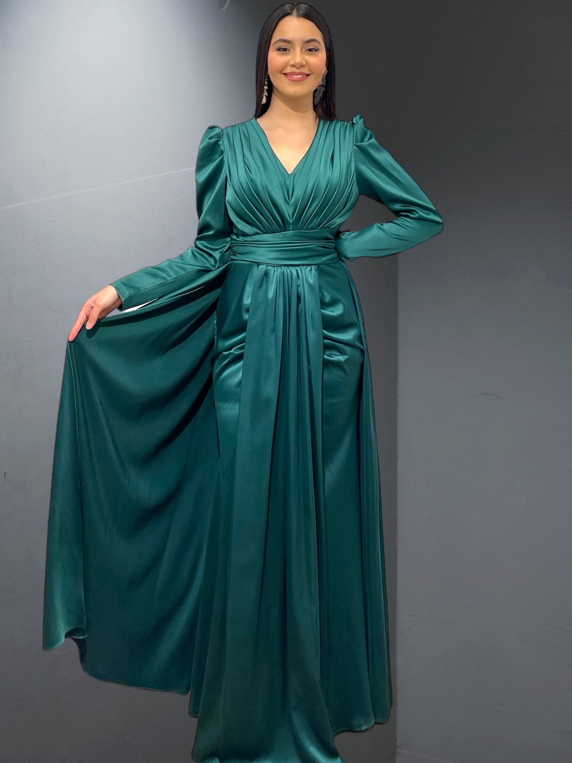 La robe de soirée "Arles" est une création raffinée et élégante - AmirCouture 