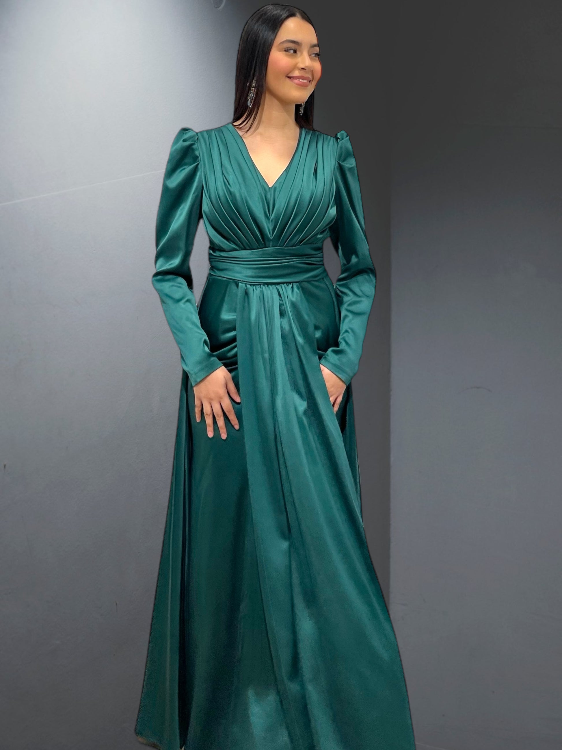 La robe de soirée "Arles" est une création raffinée et élégante - AmirCouture 